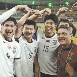 开云体育登录-安东尼奥：站在楼顶假装跳，等人多了往下尿