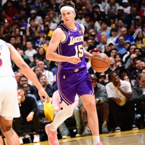 开云体育在线-詹姆斯尴尬准三双里夫斯35分救主，大帝空砍35+7+7，湖人逆转76人